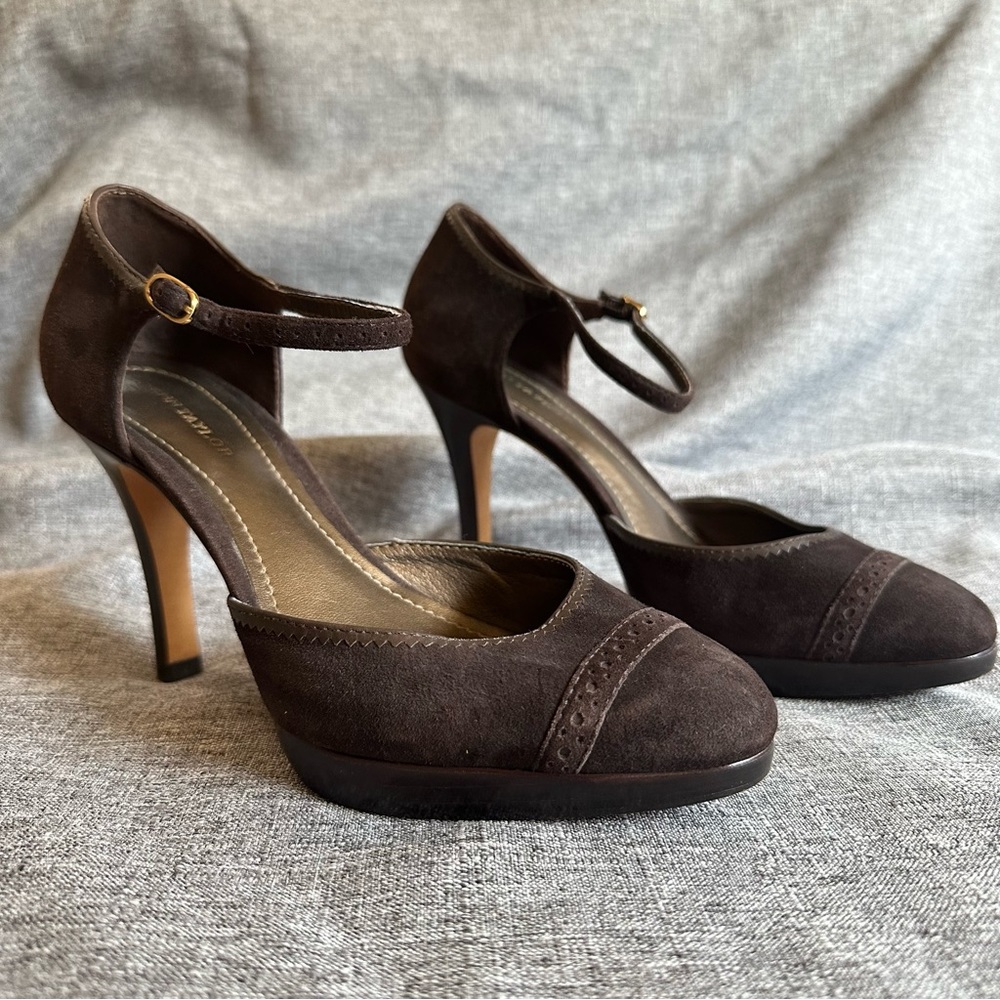 *Final Sale Price*  Ann Taylor brown suede heels platform pump